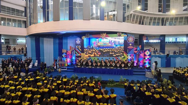 Suasana pengukuhan 884 wisudawan di Graha Polinema. Foto / dok Polinema