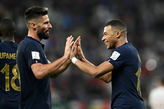 Pemain Prancis Kylian Mbappe merayakan gol keduanya bersama Olivier Giroud saat lawan Polandia pada Babak 16 Besar Piala Dunia 2022, di Stadion Al Thumama, Doha, Qatar, Minggu (12/4/2022). Foto: Dylan Martinez/REUTERS