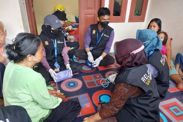 Relawan Polda Metro Jaya saat mengunjungi korban gempa Cianjur, Jawa Barat. Foto: Dok. Istimewa