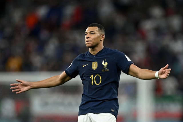 Pemain Prancis Kylian Mbappe merayakan gol keduanya saat lawan Polandia pada Babak 16 Besar Piala Dunia 2022, di Stadion Al Thumama, Doha, Qatar, Minggu (12/4/2022). Foto: Dylan Martinez/REUTERS