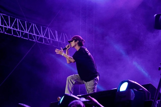 Penampilan EAJ (Jae Park) di Head in the Clouds (HITC) di Community Park, PIK 2, Jakarta, Minggu (4/12/2022). Foto: Jamal Ramadhan/kumparan