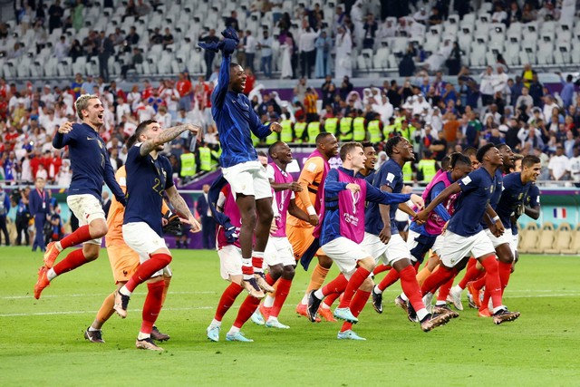 Pemain Prancis merayakan kemenangannya dan lolos ke perempat final Piala Dunia 2022, di Stadion Al Thumama, Doha, Qatar, Minggu (12/4/2022). Foto: Bernadett Szabo/REUTERS
