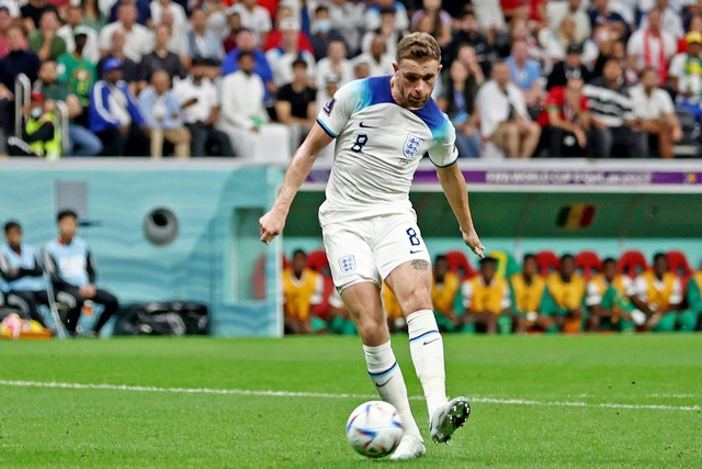 Pemain Inggris Jordan Henderson mencetak gol pertama mereka saat lawan Senegal pada babak 16 besar Piala Dunia 2022, di Stadion Al Bayt, Al Khor, Qatar, Minggu (4/12/2022). Foto: Marko Djurica/REUTERS
