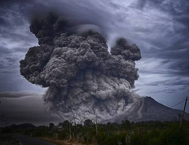 Ilustrasi bencana alam gunung meletus. Foto: Unsplash
