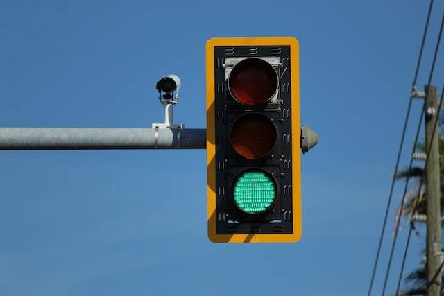 Ilustrasi lampu lalu lintas jalan, sumber foto Eliobed Suarez on Unsplash