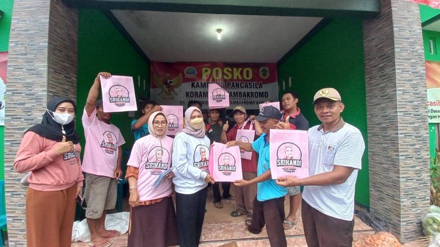 Srikandi Ganjar Jawa Tengah mengunjungi posko pengungsian warga yang ternampak banjir di Kabupaten Pati. Foto: Dok. Istimewa