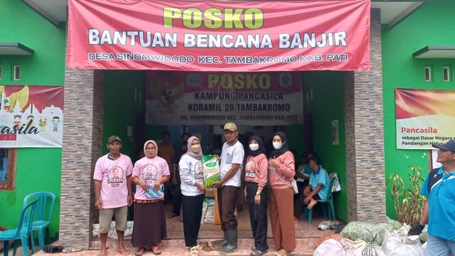 Srikandi Ganjar Jawa Tengah memberikan bantuan berupa kebutuhan pokok untuk meringankan beban para korban banjir. Foto: Dok. Istimewa