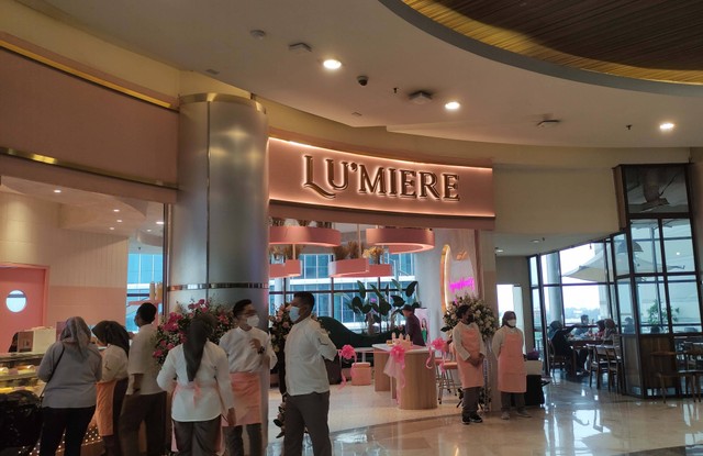 Suasana luar gerai Lu'miere dengan konsep bistro yang baru diresmikan di Grand Metropolitan Mall Bekasi, Jumat (2/12/2022). Foto: Riad Nur Hikmah/kumparan