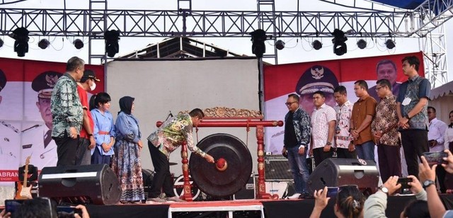 Penjabat (Pj.) Bupati Anang Dirjo, membuka Kobar Expo 2022 saat membuka Kobar Expo di Pangkalan Bun Park. Foto: Prokom.
