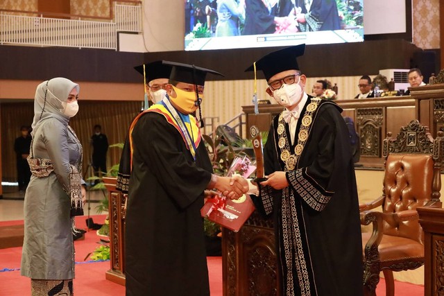 Kepala Kepolisian Daerah (Kapolda) Jawa Timur, Dr Irjen Pol Toni Harmanto, saat mengikuti prosesi wisuda di Unair.