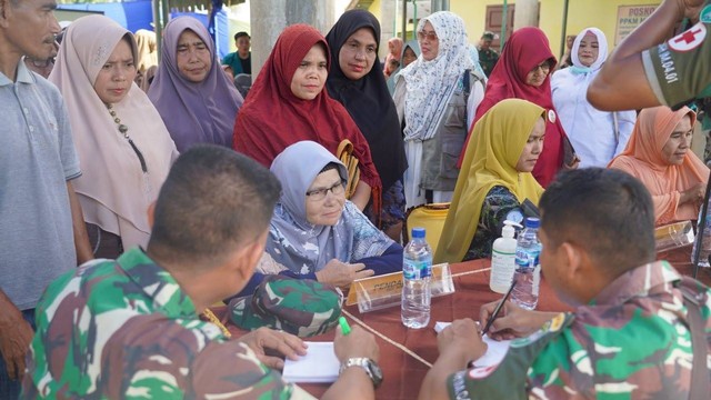 TNI gelar pemeriksaan kesehatan gratis untuk warga di Syamtalira Aron, Aceh Utara. Foto: Korem 011 