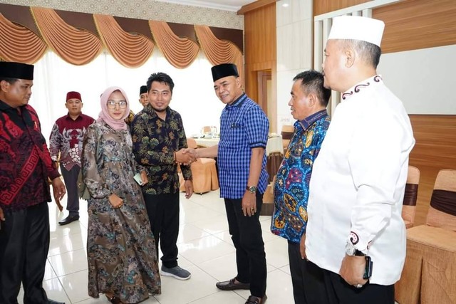 Pj Bupati Tebo Aspan bersilaturrahmi dengan kepala desa terpilih Pilkades serentak 2022 di Tebo. (Foto: Diskominfo Tebo)