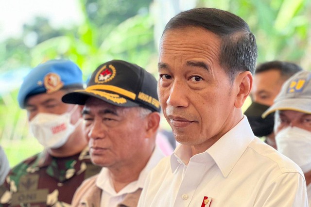 Presiden Jokowi memberikan keterangan pers usai meninjau lokasi pengungsi korban gempa di Posko Bantuan Paspampres Desa Cijedil, Kecamatan Cugenang, Cianjur, Senin (5/12/2022). Foto: Laily Rachev/Biro Pers Sekretariat Presiden