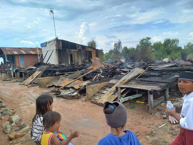 Kondisi tiga rumah warga di Karimun pasca hangus terbakar. Foto: Khairul S/kepripedia.com