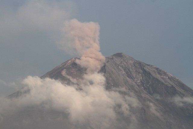 Gunung Semeru mengeluarkan material vulkanis yang terlihat dari desa Supiturang, Pronojiwo, Lumajang, Jawa Timur, Senin (5/12/2022). Foto: Ari Bowo Sucipto/ANTARA FOTO