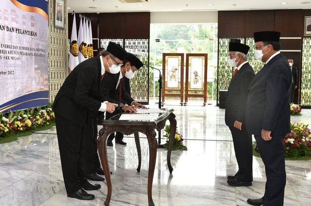Dwi Soetjipto (Kedua kanan) dan Nanang Abdul Manaf (pertama dari kiri) dilantik menjadi Pengurus SKK Migas yang baru oleh Menteri ESDM Arifin Tasrif (di depannya), di Kementerian ESDM, Jakarta, Senin (5/12/2022). Foto: Dok. SKK Migas