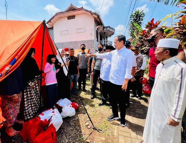 Presiden Jokowi tinjau dampak gempa di Ponpes Darul Falag Cianjur. Foto: Laily Rachev/Biro Pers Sekretariat Presiden