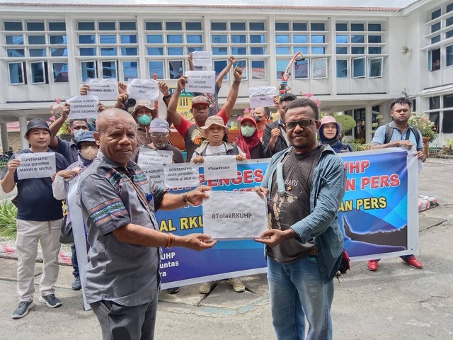 Penyerahan aspirasi penolakan RKUHP kepada DPR Papua. (Foto AJI Jayapura)