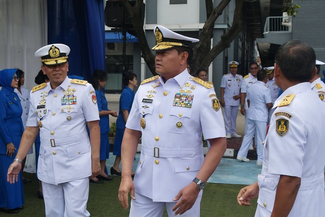 Kepala Staf Angkatan Laut (KSAL) Laksamana TNI Yudo Margono (tengah) didampingi Kepala Staf Koarmada RI Laksamana Muda TNI Yayan Sofiyan (kiri) saat menghadiri Hari Armada RI di Lapangan Arafuru Markas Koarmada RI di Jakarta, Senin (5/12/2022). Foto: Fakhri Hermansyah/ANTARA FOTO