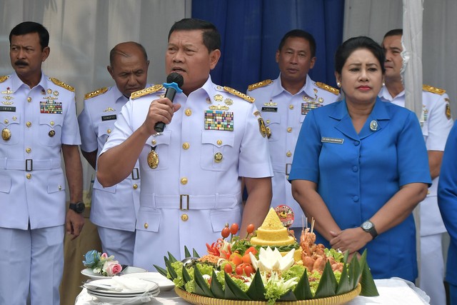 Kepala Staf Angkatan Laut (KSAL) Laksamana TNI Yudo Margono (kiri) bersama istrinya Veronica Yulis Prihayati (kanan) memberikan sambutan pada Hari Armada RI di Lapangan Arafuru Markas Koarmada RI di Jakarta, Senin (5/12/2022). Foto: Fakhri Hermansyah/ANTARA FOTO