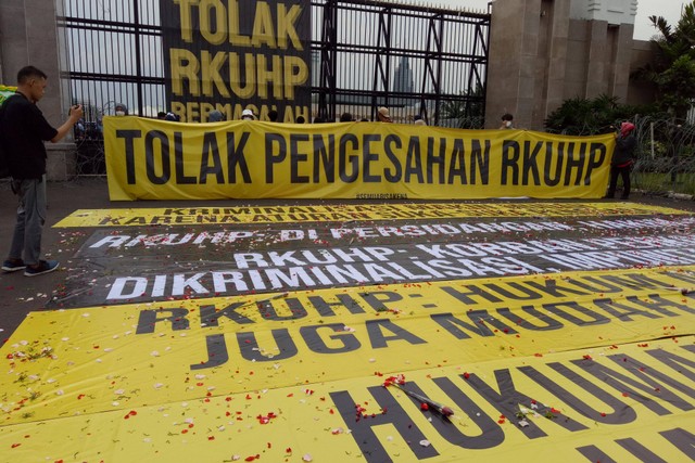 Massa Demo Tolak RKUHP Tiba, Bentangkan Poster Penolakan RKUHP. Foto: Ananta Erlangga/kumparan