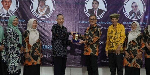 Dekan FSH UM Bandung dan Dekan FISIP UM Bengkul pada Jumat