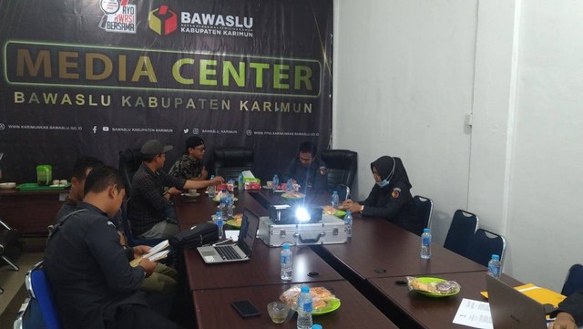 Bawaslu Karimun menggelar diskusi kehumasan bersama awak media di Karimun. Foto: Khairul S/kepripedia.com