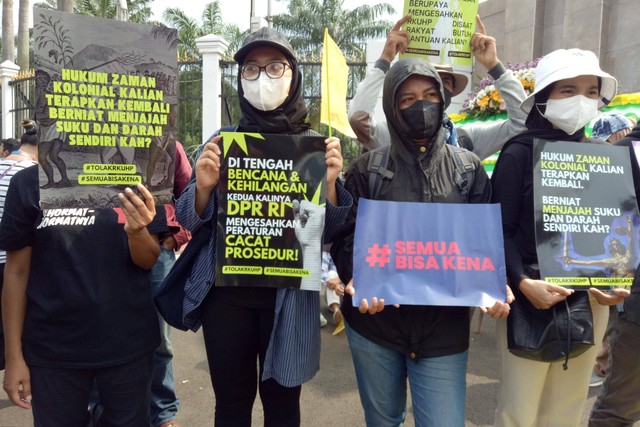 Massa membawa poster penolakan RKUHP dalam aksi demonstrasi di depan Gedung DPR/MPR, Jakarta, Senin (5/12/2022). Foto: Ananta Erlangga/kumparan