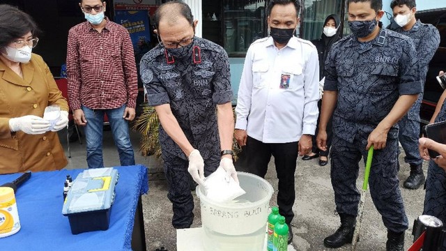 BNN Riau melakukan pemusnahan barang bukti narkoba jenis sabu. (DEFRI CANDRA/SELASAR RIAU)