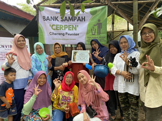Peresmian Bank Sampah "CERPEN" di Desa Ciherang, Kab. Bogor yang diinisiasi oleh Mahasiswi IPB