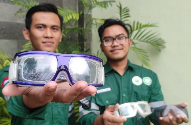 Safety Goggles Myopi karya mahasiswa Unusa yang berhasil meraih medali di ajang Pekan Ilmiah Mahasiswa Nasional (Pimnas) 2022. Foto: Masruroh/Basra