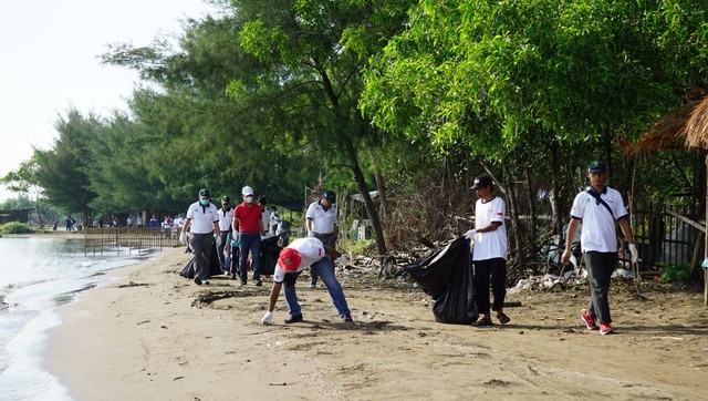 Jajaran Pertamina Balongan, Indramayu, bersama warga setempat melakukan aksi bersih-bersih di sekitar pantai Tirta Ayu. Foto: Istimewa