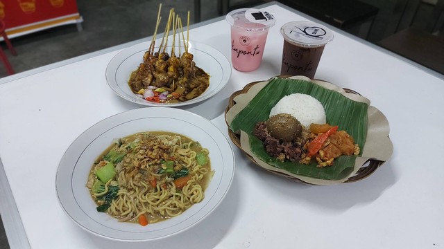 Aneka makanan di Warung Sate Pak Kromo cabang Jakarta Foto: Azalia Amadea/Kumparan