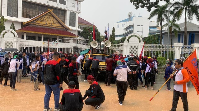 Aksi buruh di depan Kantor Wali Kota Batam. (Foto: Margaretha/Batamnews)