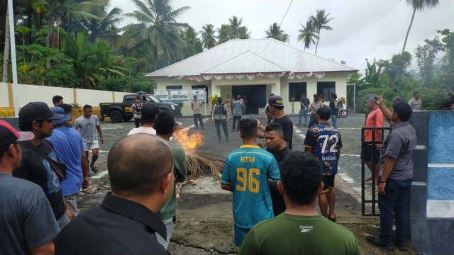 Warga Kelurahan Sulamadaha menggelar aksi unjuk rasa di Kantor Lurah. Mereka mendesak Pemerintah Kota Ternate memperjelas isi Perwali Nomor 53 Tahun 2017 soal tapal batas. Foto: Sansul Sardi/cermat