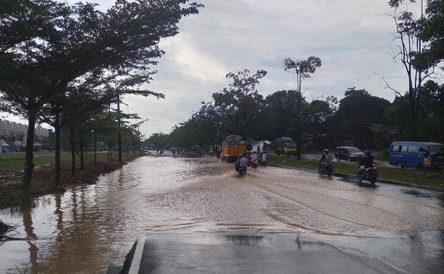 Ruas jalan di Batam terendam banjir. Foto: Rega/kepripedia.com