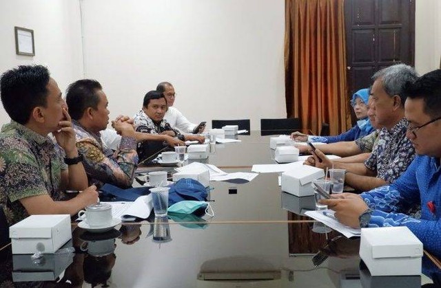 Rapat evaluasi Komisi II DPRD Kota Cirebon dengan BPR Bank Cirebon.(Humas Sekretariat DPRD Kota Cirebon)