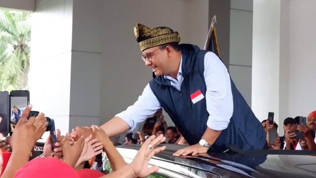 Anies Baswedan menyapa masyarakat saat berkunjung ke Kota Pekanbaru, Riau. (RAHMADI DWI PUTRA/SELASAR RIAU)