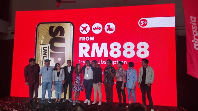 CEO Capital A, Tony Fernandes (tengah), dalam acara launching paket langganan SUPER+ versi baru dari airasia Super App. Foto: Habib Allbi Ferdian/kumparan