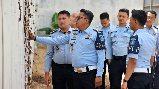 Jajaran keamanan sedang memantau kondisi gelanggang (docpri)