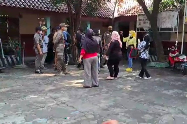 Relokasi Sdn Pondok Cina 1 Diadang Wali Murid Protes Satpol Pp Pilih Mundur 4353