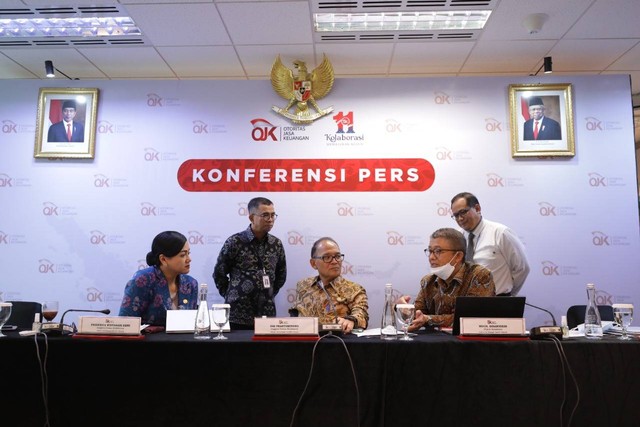 Otoritas Jasa Keuangan (OJK) menggelar konferensi pers pencabutan asuransi Wanaartha Life.  Foto: OJK