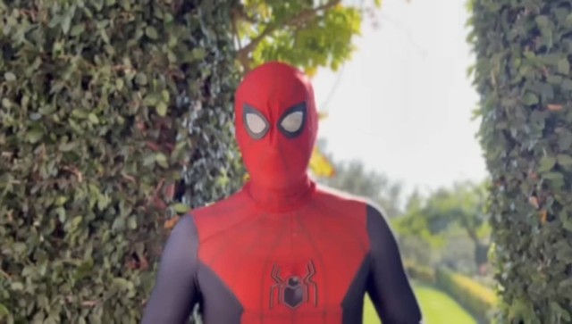 Pangeran Harry cosplay sebagai Spiderman dalam pesan Natal 2022 untuk yayasan Scottys Little Soldiers. Foto: Tangkapan layar YouTube Scotty’s Little Soldiers