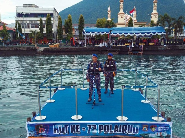 Kapolda Maluku Utara saat memimpin upacara HUT Polairud di atas laut. Foto: Istimewa