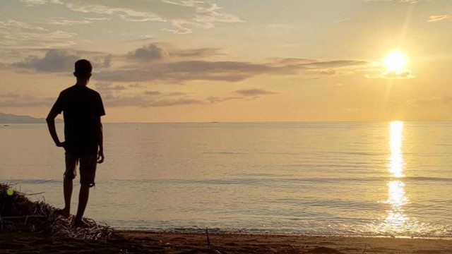 Senja di Pantai Batu Lombeng, Mamuju. Foto: Sugiarto