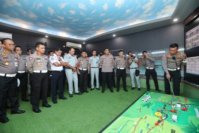 Peninjauan kesiapan jalur-jalur yang akan mendapat pengamanan dalam Natal 2022 dan Tahun Baru 2023 di Pos Polisi Simpang Gadog, Bogor, Jawa Barat. Foto: Dok. Istimewa