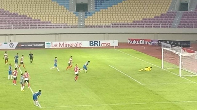 Tendangan penalti Jonathan sebagai gol pertama dari PSIS Semarang, Senin (05/12/2022). FOTO: Agung Santoso