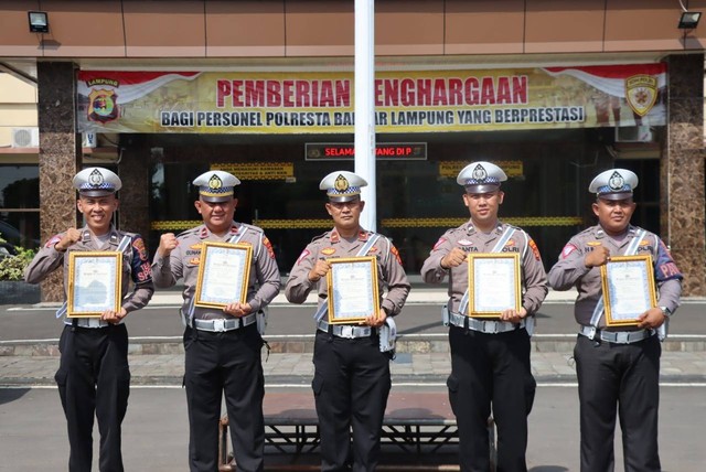 Lima Polantas Polresta Bandar Lampung dapat penghargaan karena tangkap pelaku penyalahgunaan narkoba. Foto: Humas Polresta Bandar Lampung
