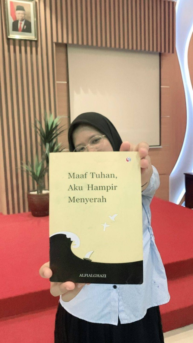 Gambar Buku "Maaf Tuhan Aku Hampir Menyerah" Karya Alfialghazi (sumber : gambar pribadi)