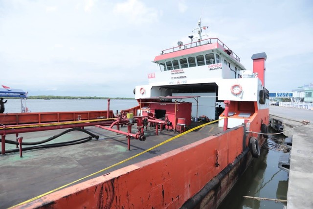 Polda Sumut memaparkan kasus pengungkapan kapal pengangkut 268.000 BBM oplosan di Dermaga Pelabuhan Umum Pelindo, Bandar Deli Belawan. Foto: Dok. Istimewa